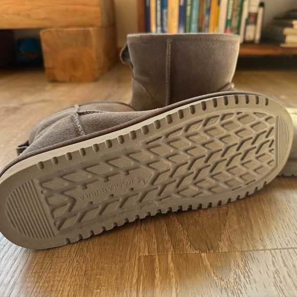 EUC Koolaburra Short Suede Shearling-Lined Ankle Boots in Taupe Brown - Picture 3 of 6